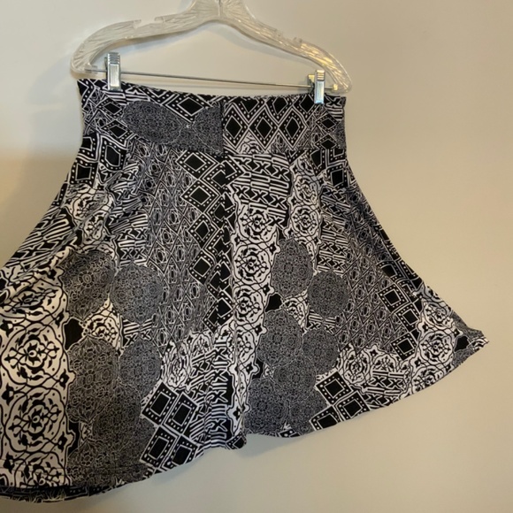 Woman’s Jersey Black & White Skirt - Picture 2 of 6